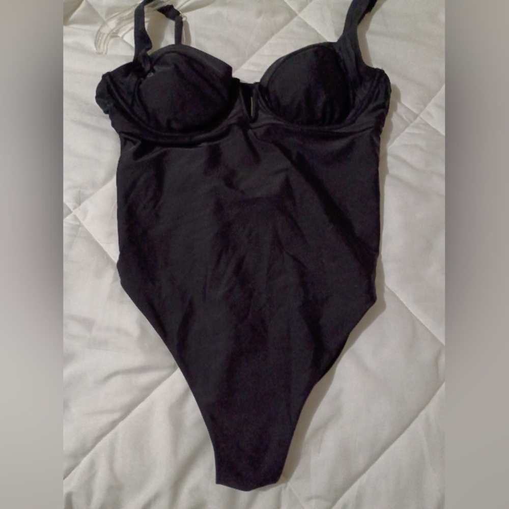 Shade & Shore Black One Piece w/Pads